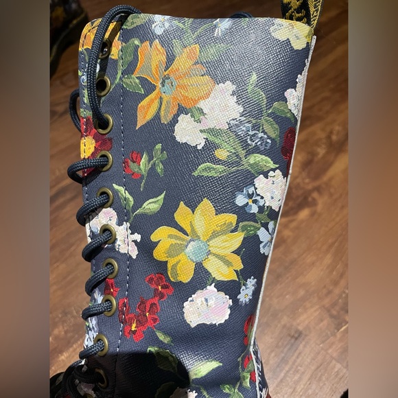 Dr. Martens flowers boots, women’s size 6 US flower print. Original. - Picture 10 of 11